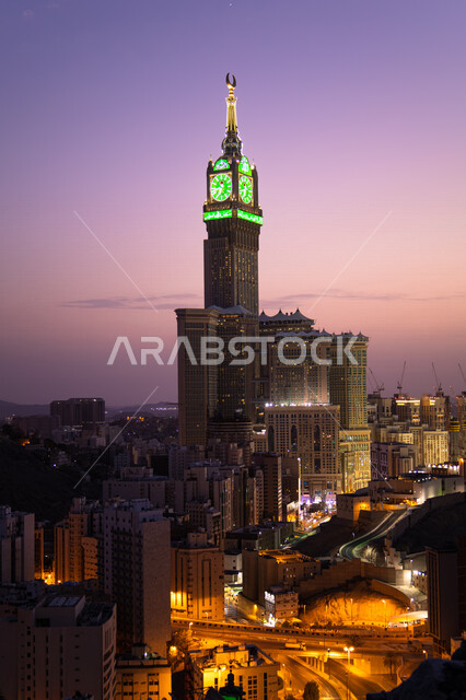 صورة جمالية وقت غروب الشمس لبرج الساعة في مدينة مكة المكرمة في المملكة العربية السعودية ، أبراج الحرم المكي الشريف ، الحرم المكي الشريف ، معالم دينية إسلامية مشهورة في السعودية ، الفن الهندسي المعماري في السعودية