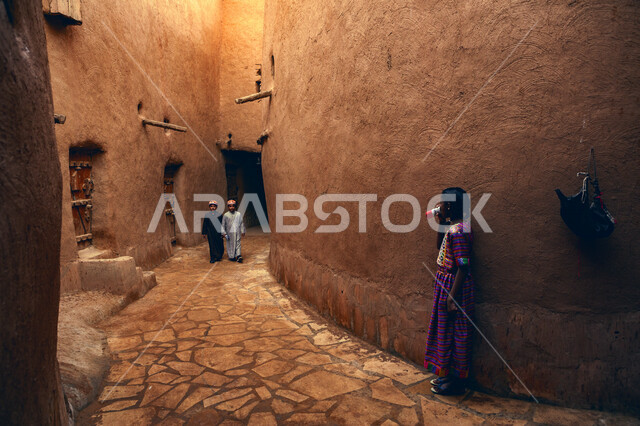 صورة لاطفال يلعبون داخل بيت طيني قديم في قرية أشيقر التراثية في منطقة الوشم في نجد، الحضارة التاريخية القديمة في المملكة العربية السعودية ، اماكن سياحية في السعودية 