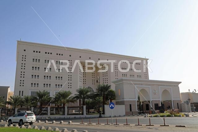 مبنى يحمل شعار الحكومة في المدينة المنورة بالمملكة العربية السعودية
