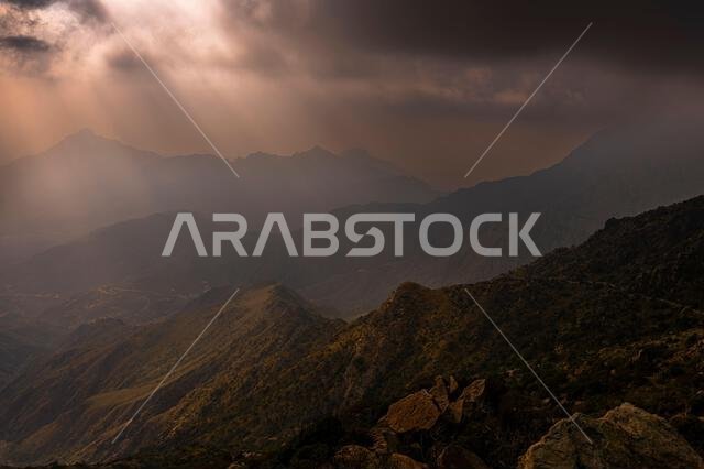 منظر جبلي خلاب وساحر. غروب الشمس من جبل مريير. جبال السروات، المملكة العربية السعودية.