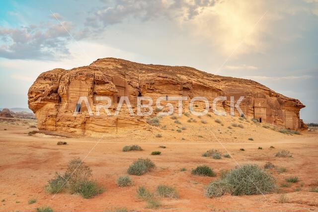 العمارة النبطية القديمة في جبل الأحمر، الحِجر في المملكة العربية السعودية، حيث توجد 18 مقبرة أثرية