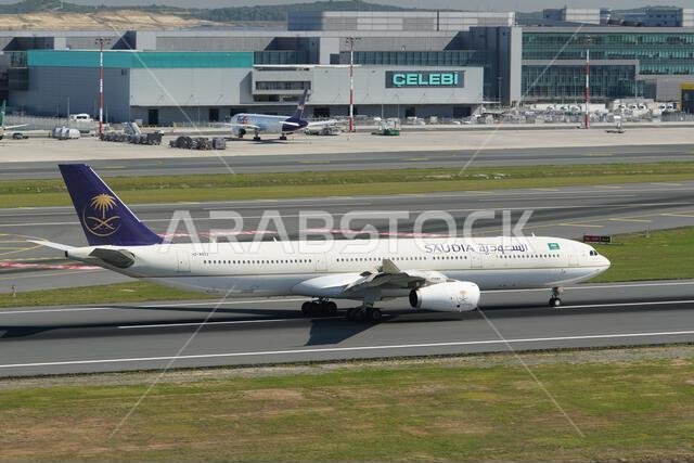 إسطنبول، تركيا - 1 أكتوبر 2022: طائرة إيرباص A330-343E (1770) تابعة للخطوط الجوية السعودية تهبط في مطار إسطنبول الدولي إسطنبول، تركيا - 1 أكتوبر 2022: طائرة إيرباص A330-343E (1770) تابعة للخطوط الجوية السعودية تهبط في مطار إسطنبول الدولي