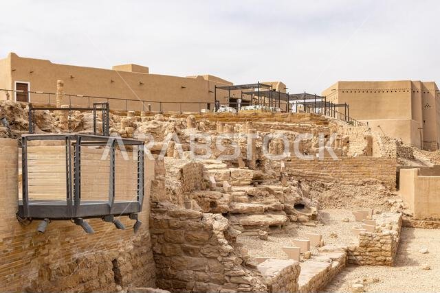حي الطريف، الدرعية، الرياض، المملكة العربية السعودية، الشرق الأوسط. ١١ نوفمبر ٢٠٢٣. مبانٍ نجدية قديمة من الطوب اللبن في حي الطريف، أحد مواقع التراث العالمي لليونسكو.