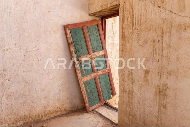 الشرق الأوسط، المملكة العربية السعودية، تبوك، دبي. ١٦ نوفمبر ٢٠٢٣. مصاريع أبواب خشبية في مبنى قديم في دبي. ١٦ نوفمبر ٢٠٢٣.