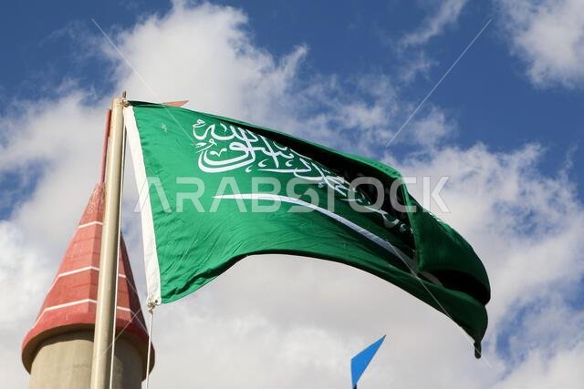 شرم الشيخ، مصر. 1 فبراير 2024. علم المملكة العربية السعودية يرفرف في مهب الريح على سارية أحد فنادق مصر. حقوق الصورة: SOPA Images Limited/Alamy Live News