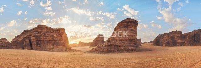 تشرق شمس الصباح على التكوينات الصخرية الصحراوية، مشهدٌ نموذجي في العلا، المملكة العربية السعودية. بانوراما عالية الدقة
