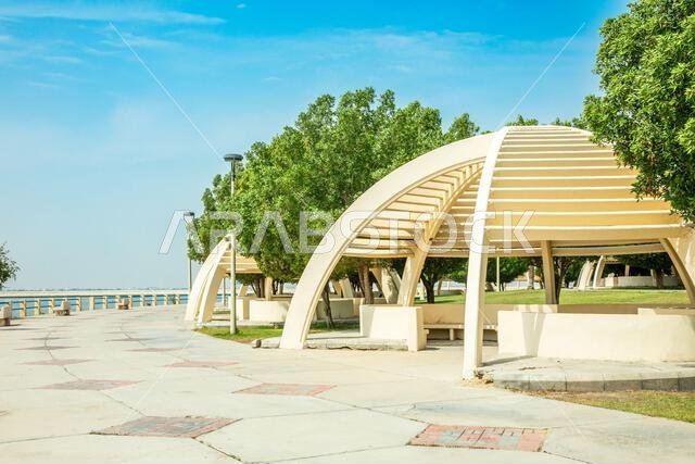 أكشاك كروية الشكل في الحديقة الساحلية بجزيرة مرجان الاصطناعية، الدمام، المملكة العربية السعودية