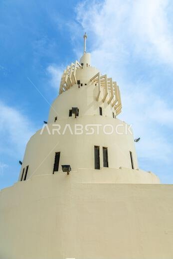 نصب مخروطي الشكل في جزيرة مرجان الاصطناعية، الدمام، المملكة العربية السعودية