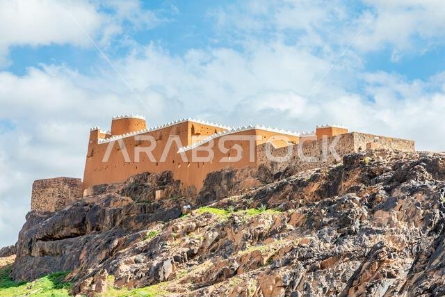 أسوار وأبراج قلعة العارفين العربية القائمة على التل، حائل، المملكة العربية السعودية