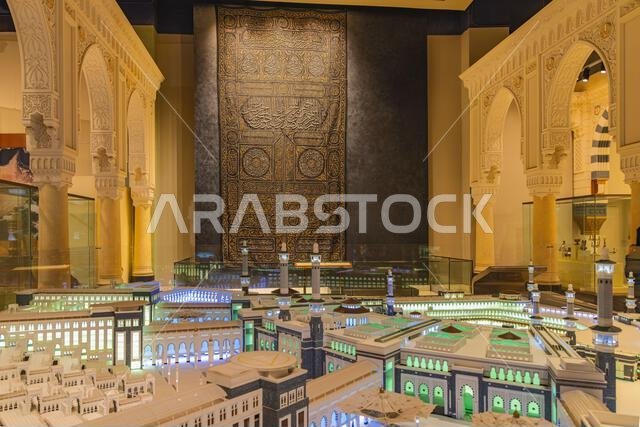 الشرق الأوسط، المملكة العربية السعودية، الرياض. ١١ نوفمبر ٢٠٢٣. ستارة باب الكعبة ونموذج لمكة المكرمة في المتحف الوطني بالرياض. ١١ نوفمبر ٢٠٢٣