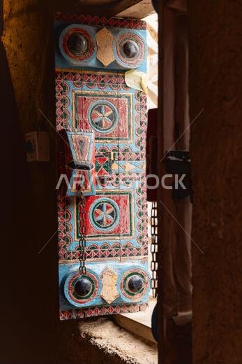 الشرق الأوسط، المملكة العربية السعودية، الرياض. 11 نوفمبر 2023. باب مطلي بألوان زاهية في قرية نجد.