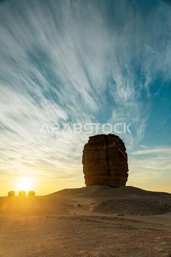 تُعرف إحدى التكوينات الصخرية المذهلة في الصحراء العربية باسم "إبهام الشيطان" أو "إبهام يهوذا". وتقع مدينة يهوذا على مقربة منها، على بُعد 160 كيلومترًا من الظهر.