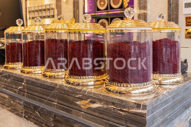 الشرق الأوسط، المملكة العربية السعودية، الرياض، الديرة. 11 نوفمبر 2023. جرار من الزعفران في سوق الزال. الشرق الأوسط، المملكة العربية السعودية، الرياض، الديرة. 11 نوفمبر 2023. جرار من الزعفران في سوق الزال.