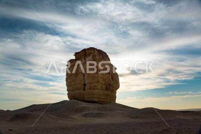تُعرف إحدى التكوينات الصخرية المذهلة في الصحراء العربية باسم "إبهام الشيطان" أو "إبهام يهوذا". وتقع مدينة يهوذا على مقربة منها، على بُعد 160 كيلومترًا من الظهر.