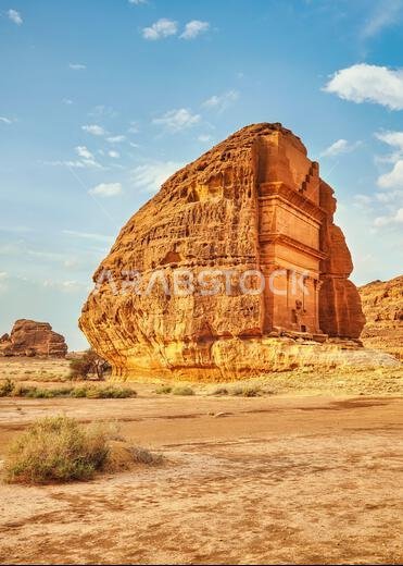 ضريح لحيان بن كوزا أو قصر الفريد في الحِجر، المملكة العربية السعودية - أشهر معلم في موقع مدائن صالح الأثري، وسط مناظر طبيعية صحراوية رملية