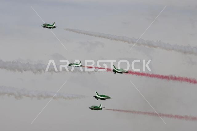 فريق الصقور السعودي، فريق الاستعراض الجوي التابع للقوات الجوية الملكية السعودية، يقدم عرضاً في موقع غير مُعلن ضمن منطقة مسؤولية القيادة المركزية، في 5 فبراير 2024. وبصفتها شريكاً ملتزماً، وذا جاهزية تامة، تقف الولايات المتحدة إلى جانب قوات الشركاء الإقليميين بقوة فعّالة لضمان الأمن وردع أي تهديدات في بيئة أمنية متزايدة التعقيد والديناميكية. (صورة مقدمة من سلاح الجو الأمريكي)