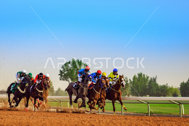 مجموعة من الفرسان السعوديون يمتطون الخيل في سباق الخيل الاصيل ،ميدان الملك عبد العزيز للفروسية في الرياض ، نادي سباقات الخيل ، هواية ركوب الخيل ، الفروسية ، مهارات وأنشطة ترفيهية 
