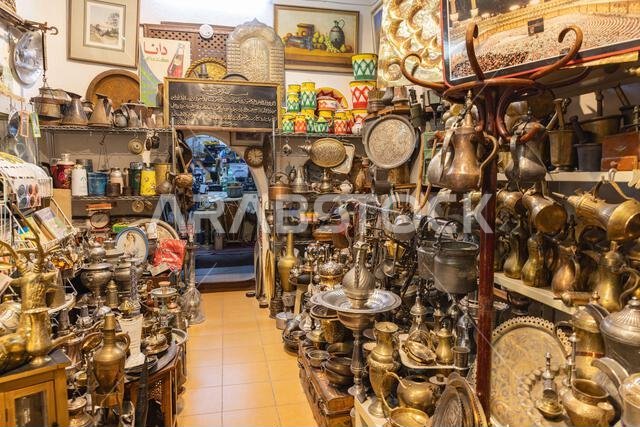 الشرق الأوسط، المملكة العربية السعودية، منطقة مكة المكرمة، جدة. 21 نوفمبر 2023. أباريق قهوة عتيقة من النحاس الأصفر والنحاس والقصدير في حي البلد.