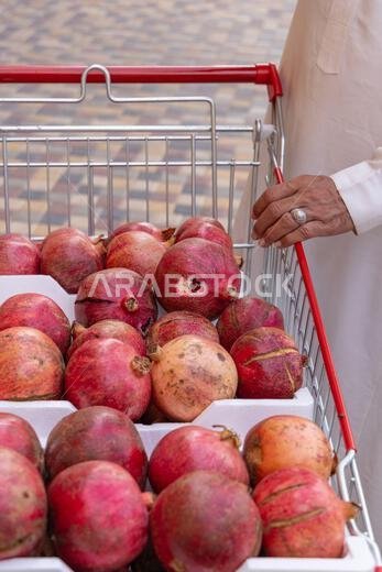 الشرق الأوسط، المملكة العربية السعودية، القصيم، بريدة. رمان في سوق بمدينة بريدة.