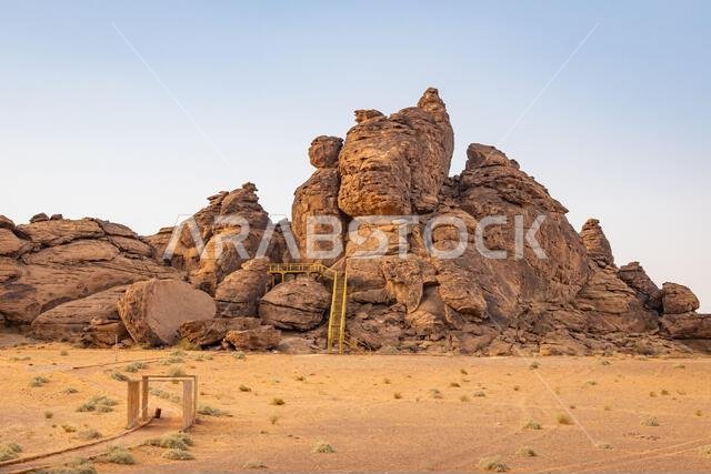 الشرق الأوسط، المملكة العربية السعودية، منطقة حائل، جبة. مسار وسلالم تؤدي إلى نقوش جبة الصخرية القديمة في جبل أوب سنمان.