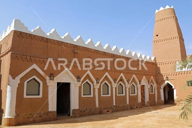مسجد تقليدي مبني من الطوب اللبن في قرية أوشايجر التراثية في المملكة العربية السعودية