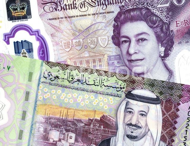 ورقة نقدية من الريال السعودي تحمل صورة الملك سلمان، وورقة نقدية من الجنيه الإسترليني تحمل صورة الملكة إليزابيث الثانية. مفهوم تجاري لتبادل العملات. ورقة نقدية من الريال السعودي تحمل صورة الملك سلمان، وورقة نقدية من الجنيه الإسترليني تحمل صورة الملكة إليزابيث الثانية. مفهوم تجاري لتبادل العملات.
