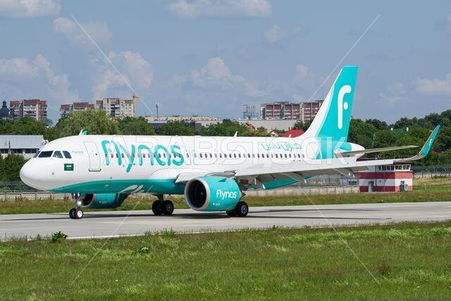 طائرة إيرباص A320 NEO التابعة لشركة الطيران السعودية منخفضة التكلفة "فلاي ناس" تسير على المدرج بعد هبوطها في مطار لفيف. طائرة إيرباص A320 NEO التابعة لشركة الطيران السعودية منخفضة التكلفة "فلاي ناس" تسير على المدرج بعد هبوطها في مطار لفيف.