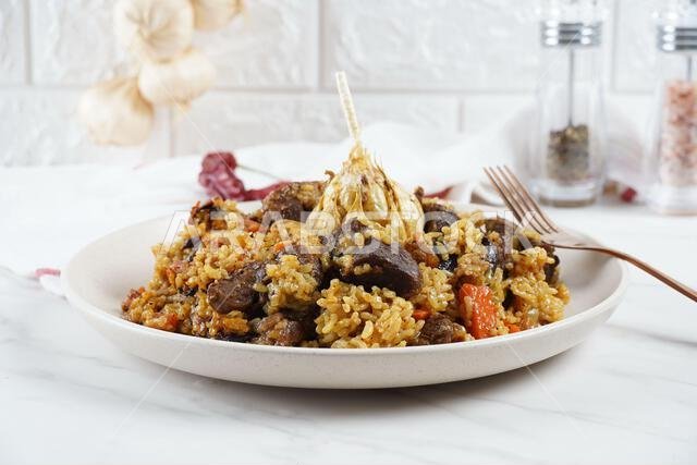 الكبسة، الطبق الوطني السعودي، مع الأرز، من الأطعمة العربية الغربية واليمنية. لحم بقري مع أرز.