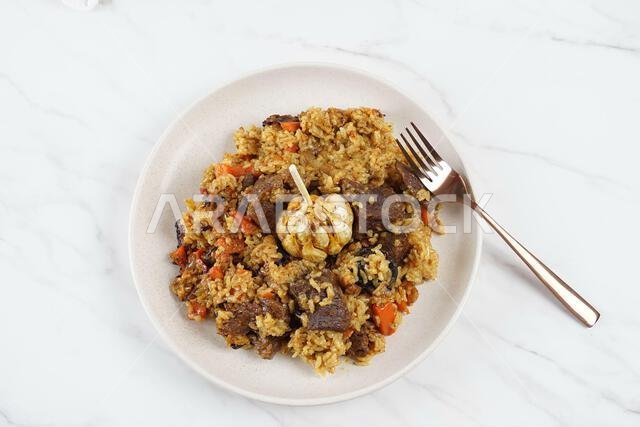 الكبسة، الطبق الوطني السعودي، مع الأرز، من الأطعمة العربية الغربية واليمنية. لحم بقري مع أرز.