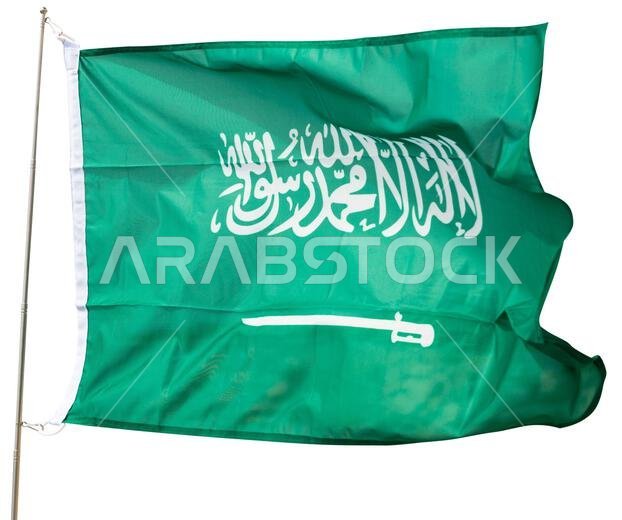 يرفرف علم المملكة العربية السعودية في مهب الريح