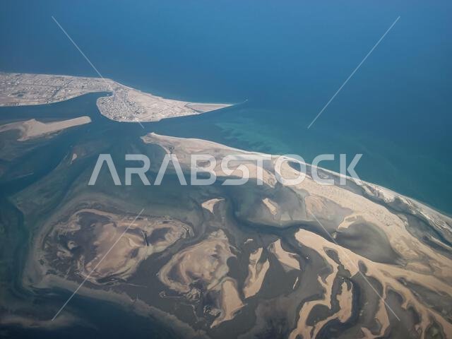 منظر بحري للخليج العربي، قاع صخري تحت مياه زرقاء ضحلة. صورة طبيعية. منظر جوي.