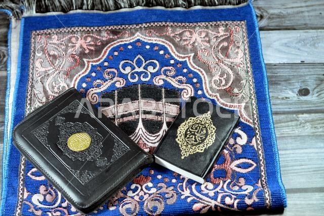 سجادة الصلاة والقرآن الكريم، سجادة الصلاة هي قطعة من القماش، وأحيانًا سجادة ذات وبر، يستخدمها المسلمون لأداء الصلوات الخمس اليومية، وتسمى أيضًا الجنام