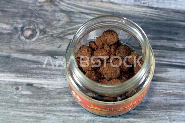 الجيزة، مصر، ١٢ أغسطس ٢٠٢٣: بخور وادي النحل الكهربائي (المبخرة) لإضفاء رائحة طيبة على المكان، جميل