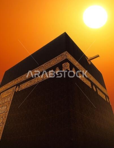 الكعبة المشرفة السوداء في مكة المكرمة. بيت الله الحرام عند غروب الشمس. مكة المكرمة، المملكة العربية السعودية.