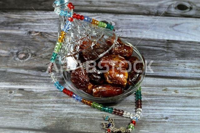خلفية رمضان، تمر العجوة، وهو نوع من أنواع التمور يُزرع على نطاق واسع في المدينة المنورة بالمملكة العربية السعودية، وهو تمر بيضاوي الشكل متوسط الحجم، و I خلفية رمضان، تمر العجوة، وهو نوع من أنواع التمور يُزرع على نطاق واسع في المدينة المنورة بالمملكة العربية السعودية، وهو تمر بيضاوي الشكل متوسط الحجم، و I