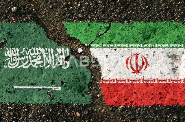 تظهر على الرصيف صور أعلام السعودية وإيران، كرمز للمواجهة. صورة رمزية.