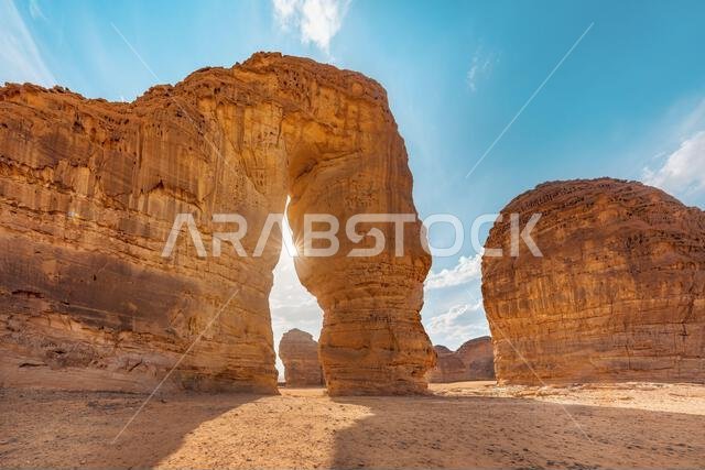 جبل الفيل - صخرة الفيل في صحراء العلا، حيث تخلق أشعة الشمس الساطعة خلفيةً لها