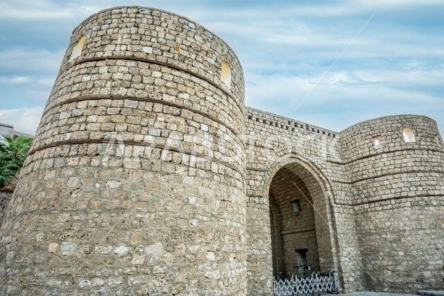 قوس حجري لبوابة جدة القديمة في شارع البلد، جدة، المملكة العربية السعودية