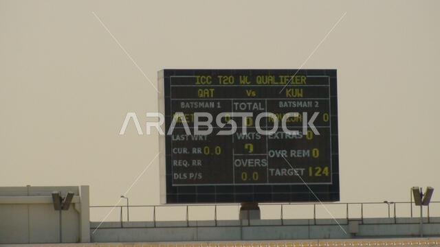 لوحة النتائج في مباراة التصفيات الإقليمية الآسيوية الفرعية لكأس العالم للرجال T20 لعام 2023 بين الكويت وقطر على ملعب ويست إند للكريكيت في الدوحة يوم الخميس. تتنافس أربع دول، من بينها جزر المالديف والمملكة العربية السعودية، على بطاقة التأهل الوحيدة من قطر، والتي تُقام في العاصمة القطرية الدوحة في الفترة من 28 سبتمبر إلى 5 أكتوبر، وتُعد جزءًا من عملية التأهل لكأس العالم للرجال T20 لعام 2024. سينضم المتأهل من قطر إلى النهائي الإقليمي الآسيوي الذي سيُقام في