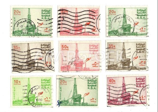طوابع بريدية قديمة من المملكة العربية السعودية معزولة على خلفية بيضاء.