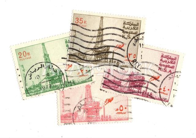 طوابع بريدية قديمة من المملكة العربية السعودية معزولة على خلفية بيضاء.