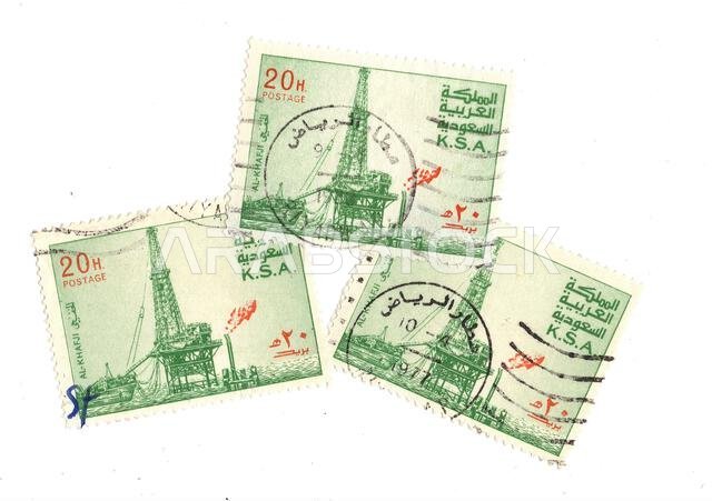 طوابع بريدية قديمة من المملكة العربية السعودية معزولة على خلفية بيضاء.