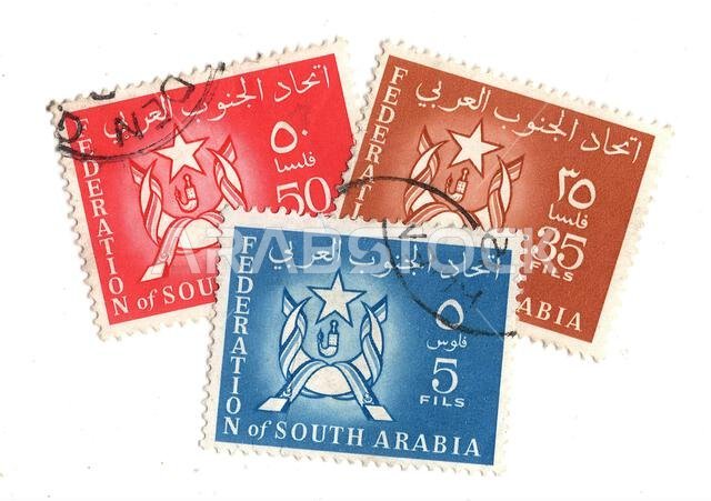 طوابع بريدية قديمة من المملكة العربية السعودية معزولة على خلفية بيضاء.