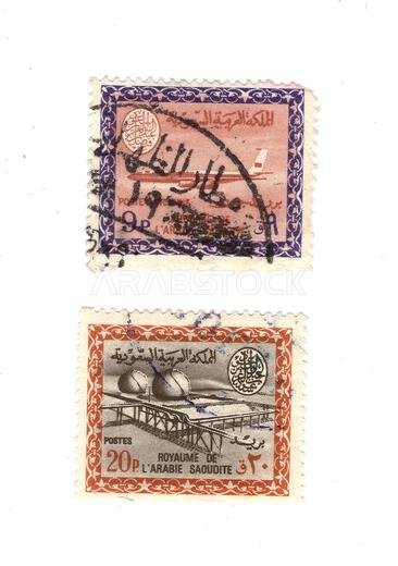 طوابع بريدية قديمة من المملكة العربية السعودية معزولة على خلفية بيضاء.