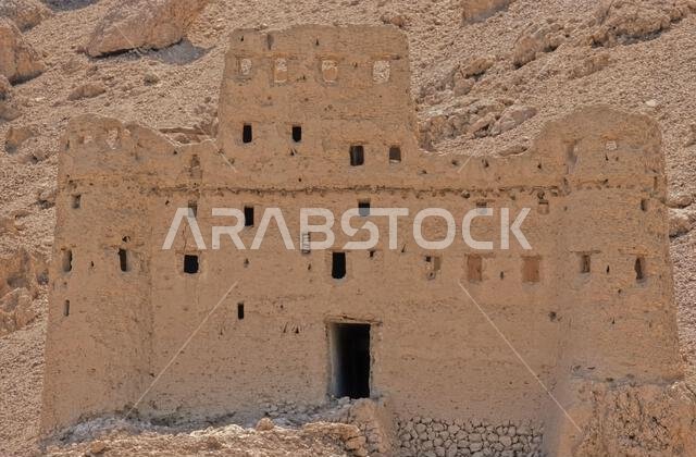 حضرموت هي منطقة في جنوب الجزيرة العربية، تضم شرق اليمن وأجزاء من غرب عُمان وجنوب المملكة العربية السعودية حضرموت هي منطقة في جنوب الجزيرة العربية، تضم شرق اليمن وأجزاء من غرب عُمان وجنوب المملكة العربية السعودية