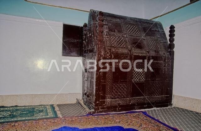 حضرموت هي منطقة في جنوب الجزيرة العربية، تضم شرق اليمن وأجزاء من غرب عُمان وجنوب المملكة العربية السعودية.