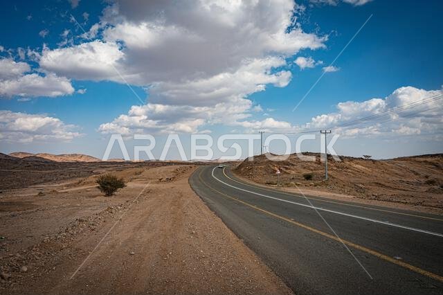 طريق جميل تحت سماء صافية من المملكة العربية السعودية