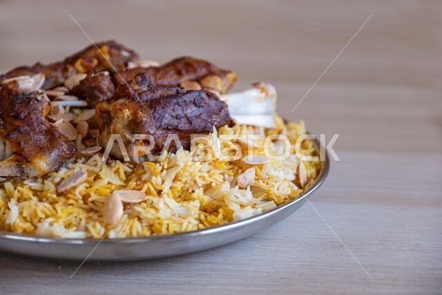 طبق من اللحم والأرز مغطى باللوز على طاولة خشبية مع منظر علوي