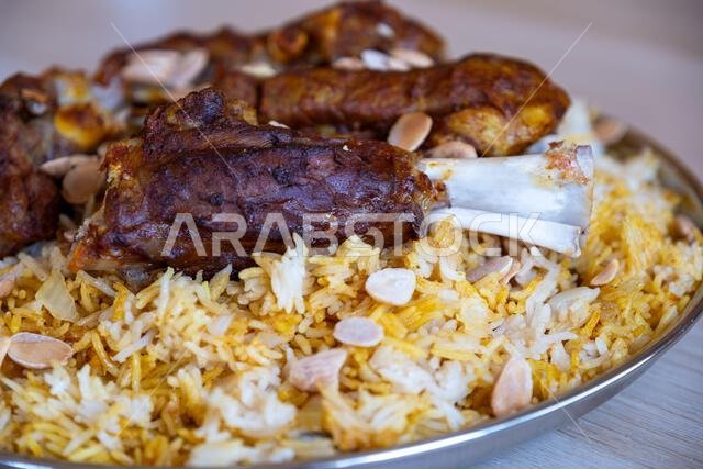 طبق من اللحم والأرز مغطى باللوز على طاولة خشبية مع منظر علوي