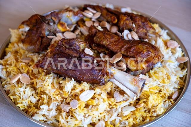 طبق من اللحم والأرز مغطى باللوز على طاولة خشبية مع منظر علوي